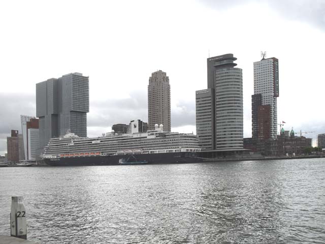 Cruiseschip ms Nieuw Statendam van de Holland America Line aan de Cruise Terminal Rotterdam